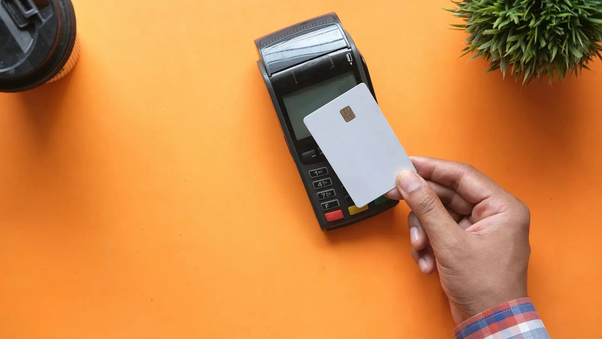 Khách thanh toán bằng thẻ tại quầy